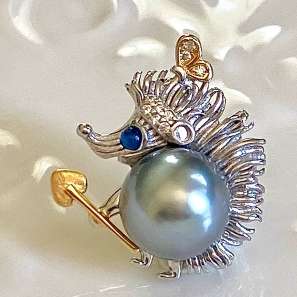 Pendant. Hedgehog Sterling Silver Hedgehog with Akoya Pearl.